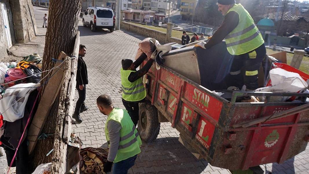 Komşular kötü kokudan şikayetçi olunca şaşırtan gerçek ortaya çıktı! 1 traktör kasasıyla anca taşınabildi 8